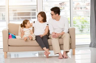  Aile kanepede dinleniyor.