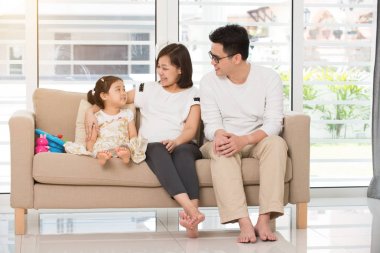  Aile kanepede dinleniyor.