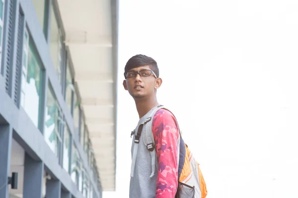 Estudiante de secundaria con mochila — Foto de Stock
