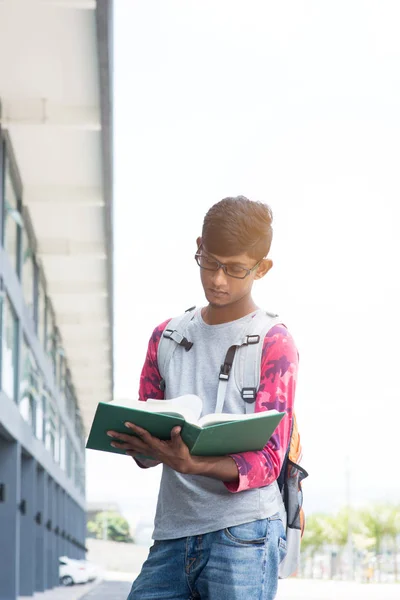 Estudante do ensino médio com livro — Fotografia de Stock