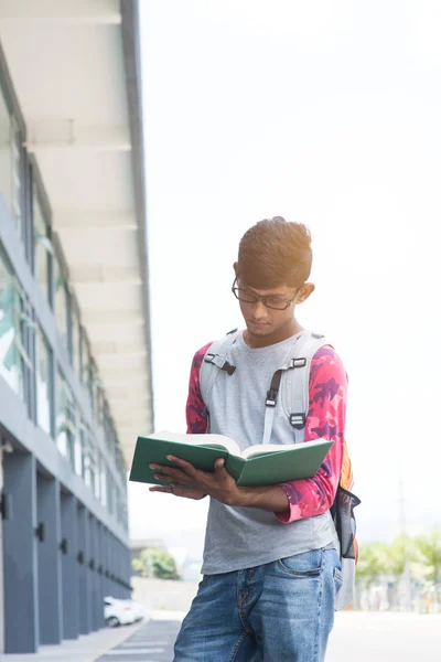 Estudante adolescente com livro — Fotografia de Stock