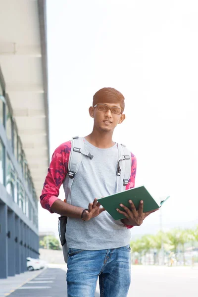 Gymnasiast mit Buch — Stockfoto