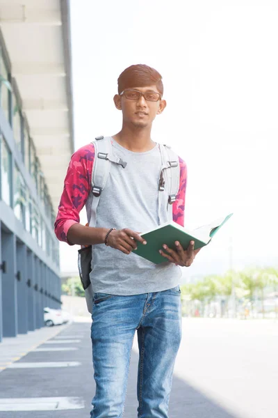 Estudante do ensino médio com livro — Fotografia de Stock