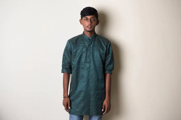 Adolescent indien mâle posant — Photo