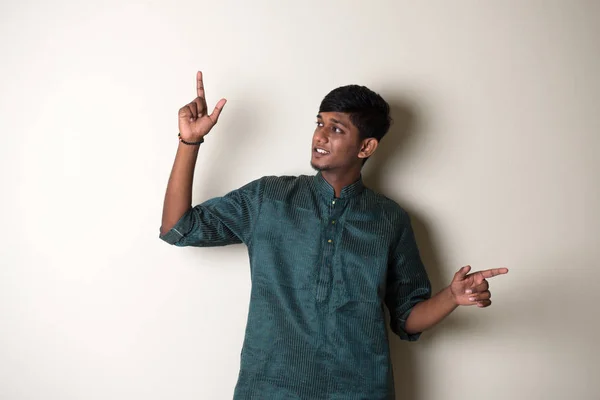 L dospívající indické muž tančí — Stock fotografie