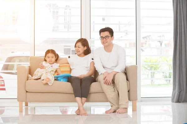 Familia relajante en sofá — Foto de Stock