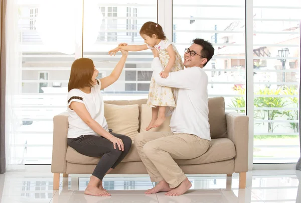 Familia relajante en sofá — Foto de Stock