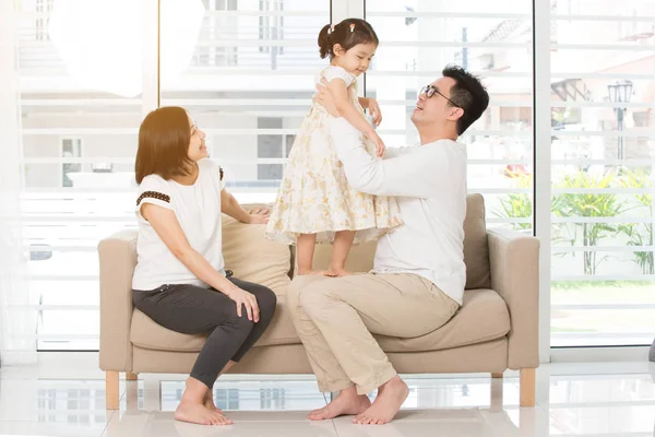 Relax in famiglia sul divano — Foto Stock