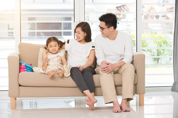 Familia relajante en sofá —  Fotos de Stock