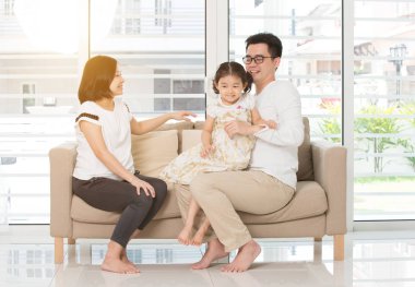  Aile kanepede dinleniyor.