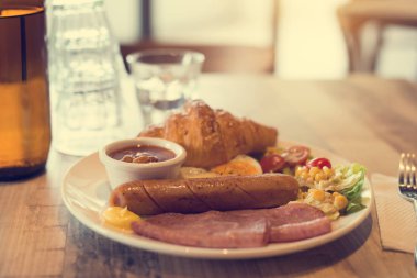 Sahanda yumurta ile İngiliz kahvaltısı