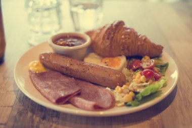 Sahanda yumurta ile İngiliz kahvaltısı