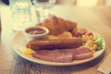 Sahanda yumurta ile İngiliz kahvaltısı