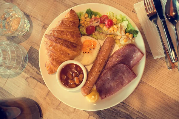 Engelsk frukost med stekt ägg — Stockfoto