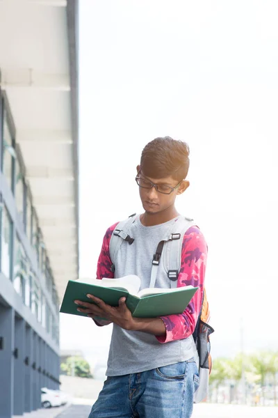 Gymnasiast mit Buch — Stockfoto