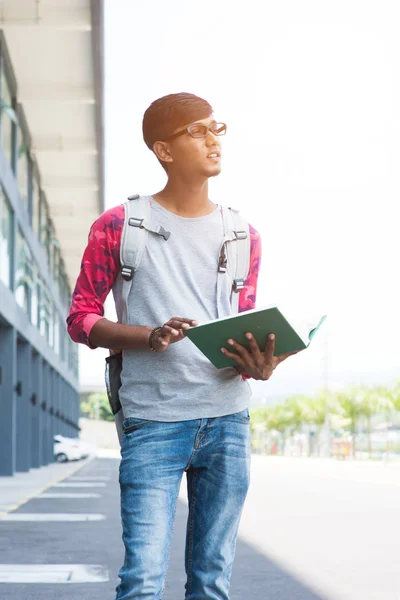 Gymnasiast mit Buch — Stockfoto