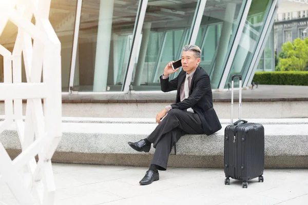 Бізнесмен подорожує з телефоном — стокове фото