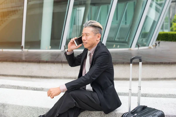 Zakenman reizen met telefoon — Stockfoto