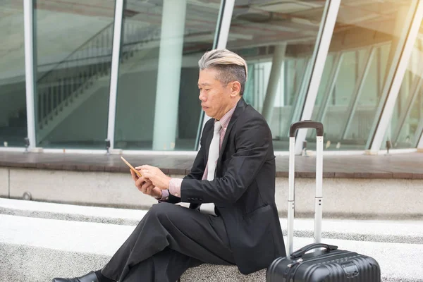 Uomo d'affari che viaggia con telefono — Foto Stock