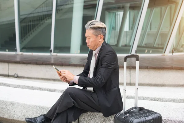 Бізнесмен подорожує з телефоном — стокове фото
