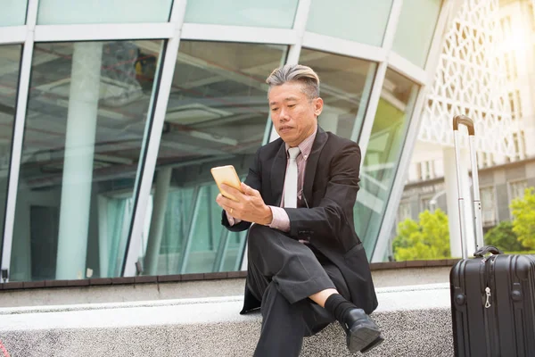 Hombre de negocios viajando con teléfono — Foto de Stock