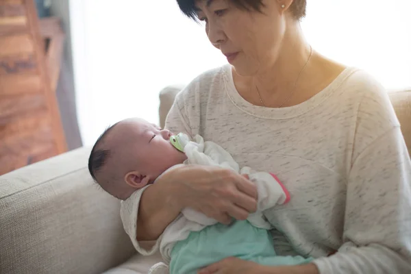 Asiatiska mormor och hennes barnbarn — Stockfoto