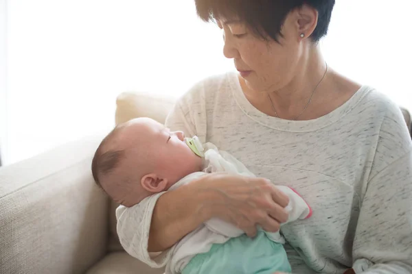 Asiatiska mormor och hennes barnbarn — Stockfoto