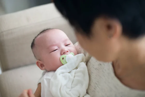 Asiatiska mormor och hennes barnbarn — Stockfoto