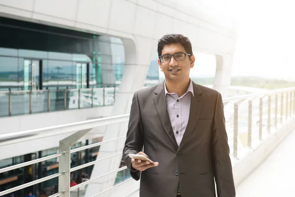 Man using phone at airport — Stock Photo, Image