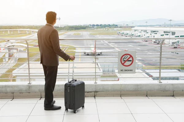 Business man looking at flight — Stock Photo, Image