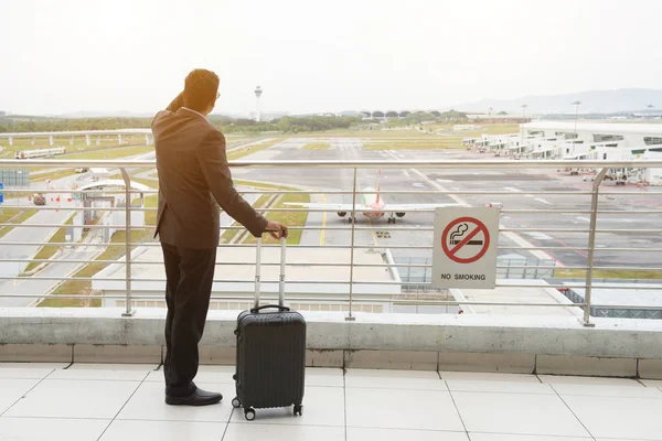 Business man looking at flight — Stock Photo, Image