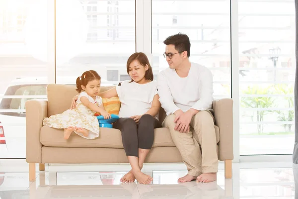 Familia relajante en sofá — Foto de Stock