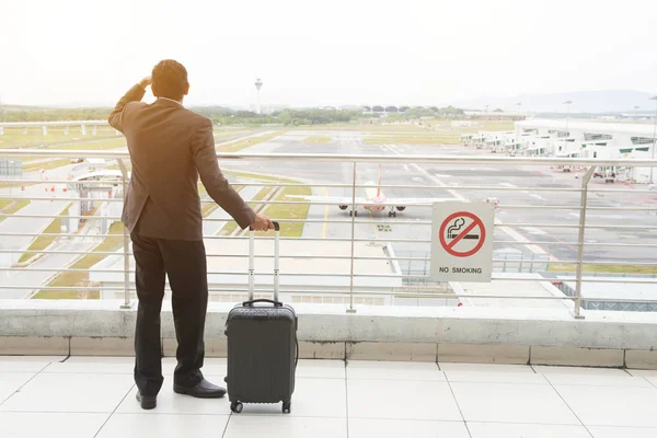 Business man looking at flight — Stock Photo, Image