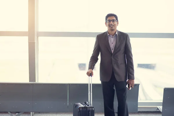 Uomo d'affari indiano in viaggio — Foto Stock