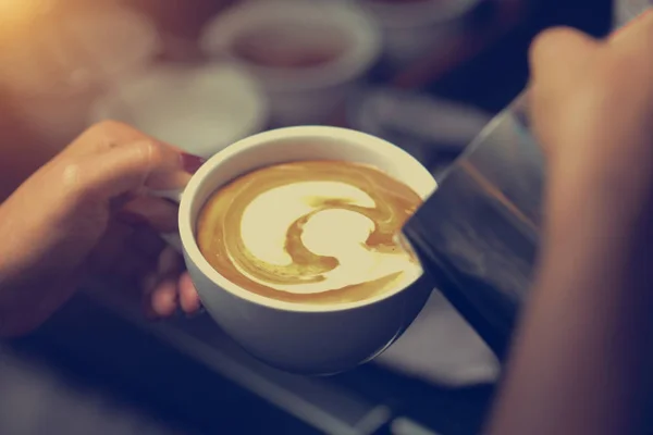 Barista maken van koffie — Stockfoto