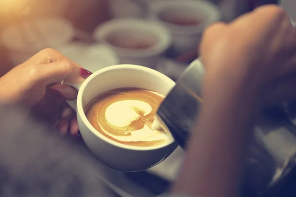 Barista att göra kaffe — Stockfoto