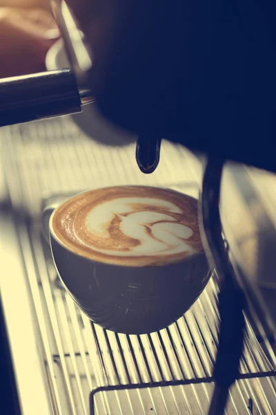 Att göra cappuccino i kaffebryggare — Stockfoto