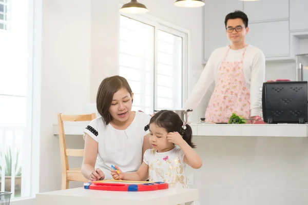 Asiática madre enseñanza hija — Foto de Stock
