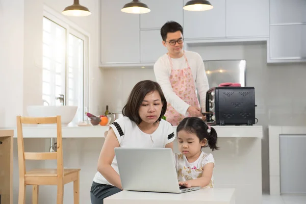 Aziatische familie surfen op internet — Stockfoto