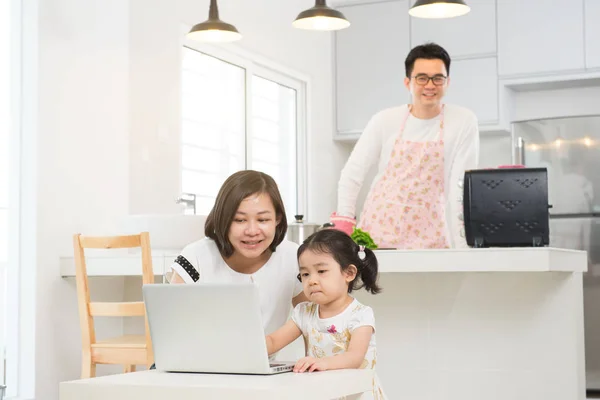 Familia asiática navegando por internet — Foto de Stock