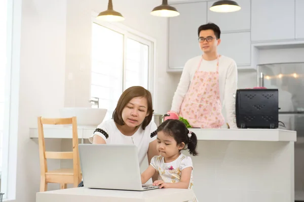 Familia asiática navegando por internet — Foto de Stock