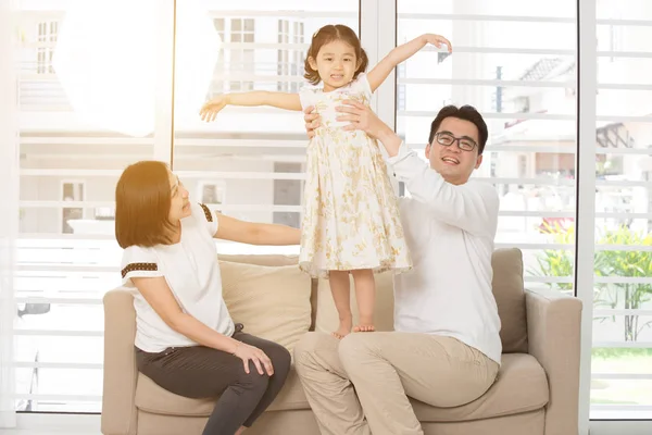 Счастливая азиатская семья дома — стоковое фото