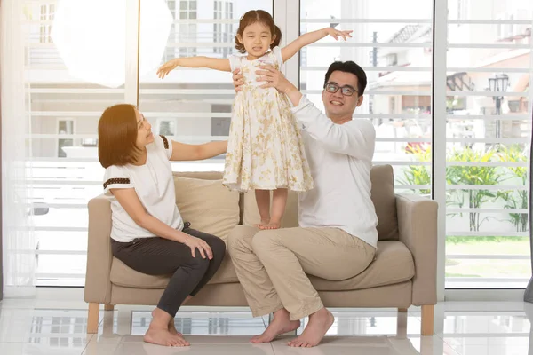 Glücklich asiatische Familie zu Hause — Stockfoto