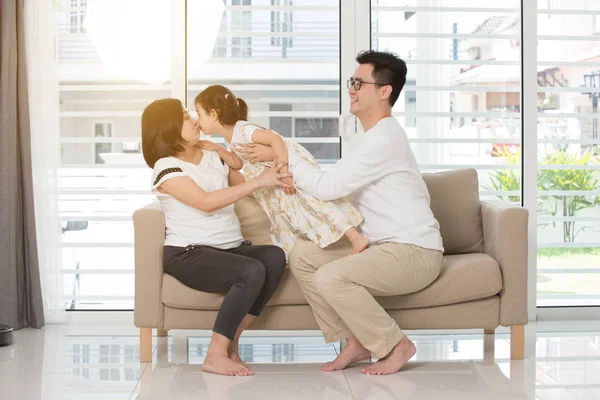 Счастливая азиатская семья дома — стоковое фото