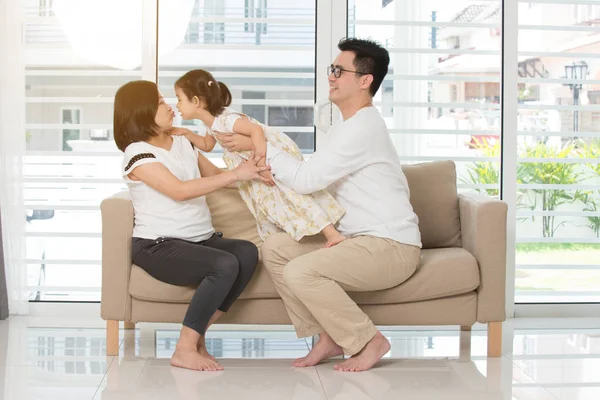 Felice famiglia asiatica a casa — Foto Stock