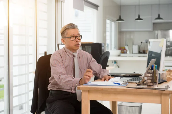 Empresario enfermo en el trabajo — Foto de Stock