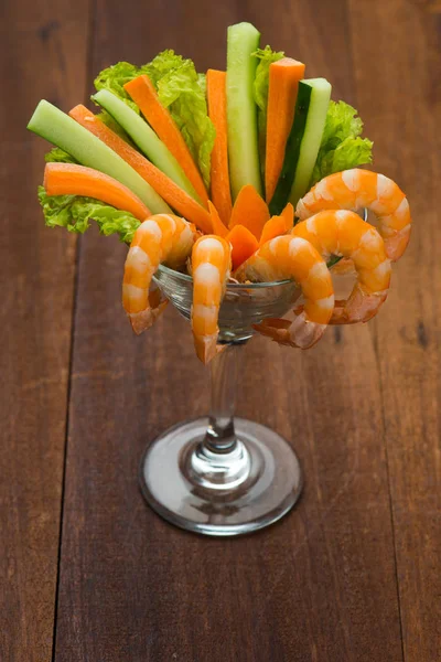 Koktél garnélarák zöldségekkel — Stock Fotó
