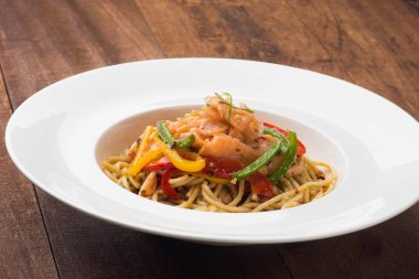 spagetti Füme somon ile