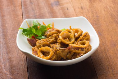 Kızarmış kalamar halkaları 