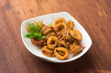 Kızarmış kalamar halkaları 